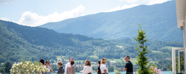 Salle de plénière avec vue directe sur le lac