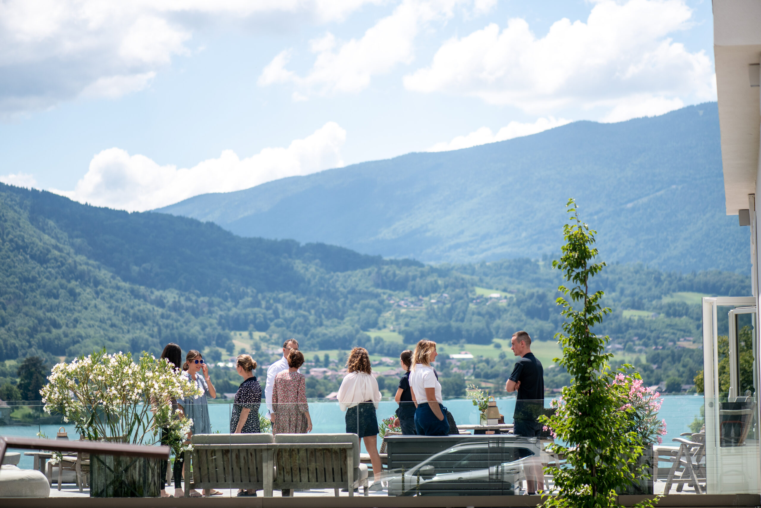 Salle de plénière avec vue directe sur le lac